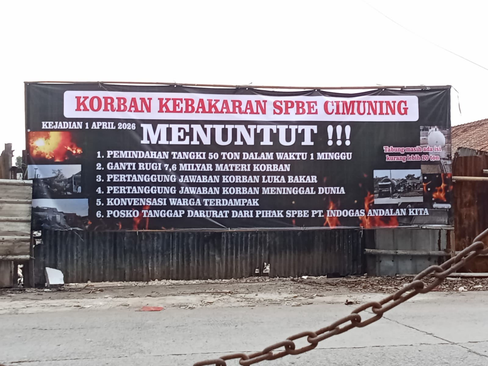 Bekasi - Spanduk tuntutan warga berkaitan dengan tragedi SPBE Cimuning. Foto: Gobekasi.id.
