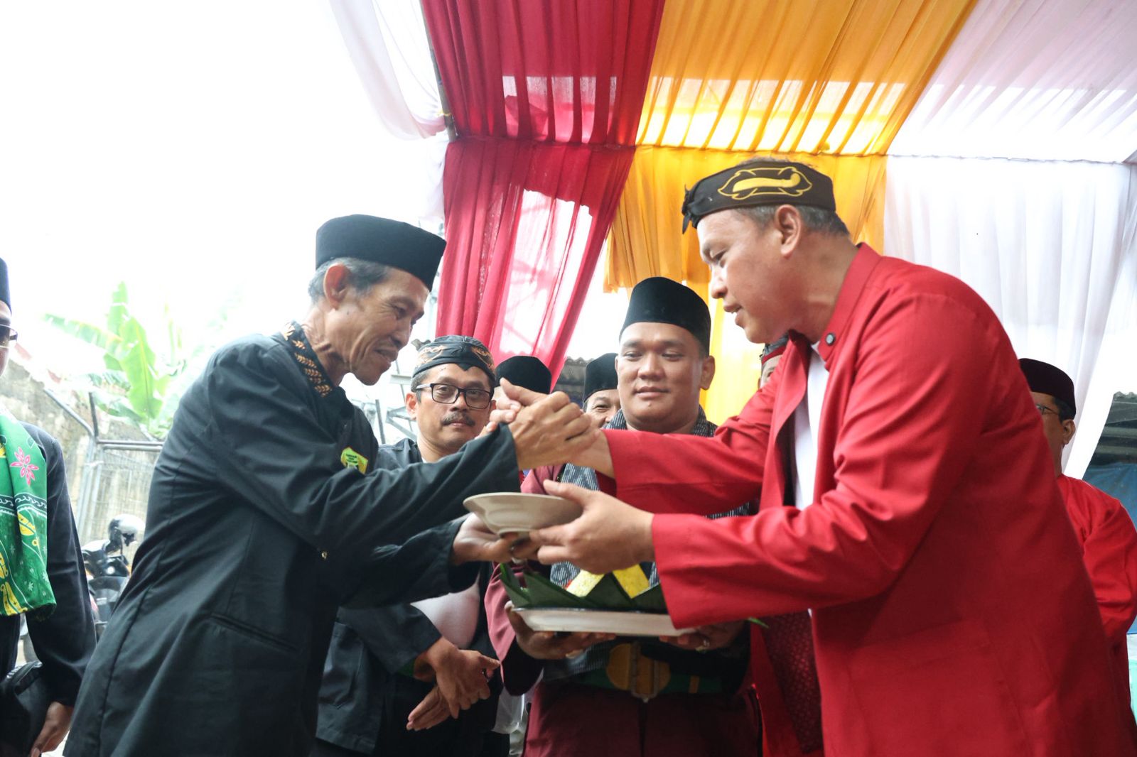 Bekasi - Wali Kota Bekasi, Tri Adhianto dalam agenda sedakah bumi di Jatimurni, Pondok Melati, Sabtu (2/5/2026). Foto: Ist/Gobekasi.id.