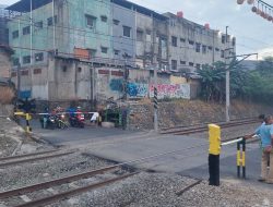 Jaga Perlintasan KA Secara Mandiri, Warga Ampera Kantongi Puluhan Ribu per Jam