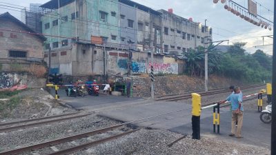 Bekasi - Perlintasan Kereta Api di Ampera, Bekasi Timur, Kota Bekasi, Foto: Septian/Gobekasi.id.