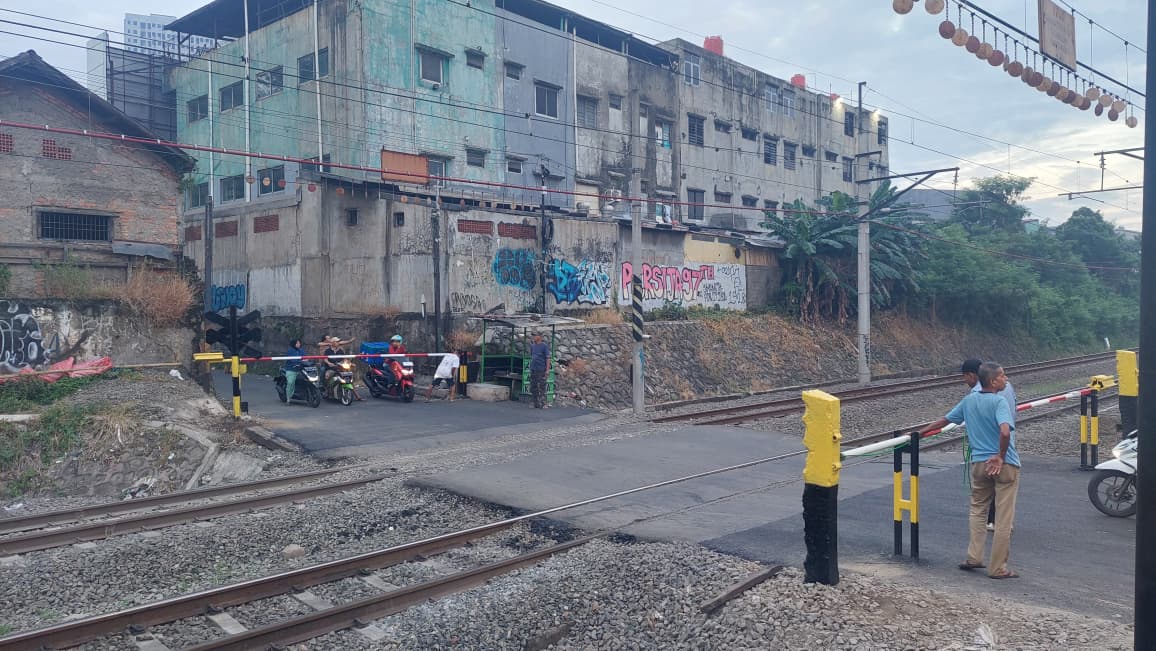 Bekasi - Perlintasan Kereta Api di Ampera, Bekasi Timur, Kota Bekasi, Foto: Septian/Gobekasi.id.