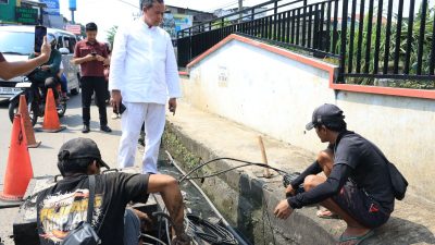 Bekasi - Wali Kota Bekasi, Tri Adhianto, melakukan peneguran keras terhadap aktivitas galian ilegal yang merusak infrastruktur di Jalan Jatimakmur dan Jalan Wibawa Mukti, Minggu (3/5/2026). Foto: Ist/Gobekasi.id.