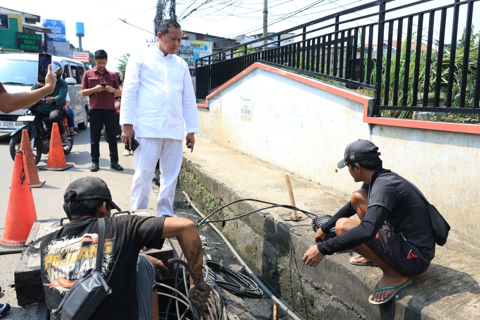 Bekasi - Wali Kota Bekasi, Tri Adhianto, melakukan peneguran keras terhadap aktivitas galian ilegal yang merusak infrastruktur di Jalan Jatimakmur dan Jalan Wibawa Mukti, Minggu (3/5/2026). Foto: Ist/Gobekasi.id.