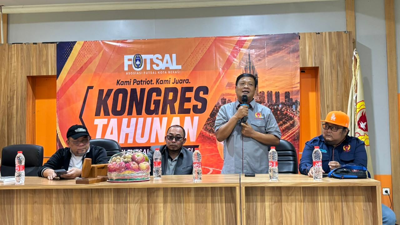 Bekasi - Wakil Ketua I KONI Kota Bekasi, Ali Akbar saat memberikan pidato olahraga di Kongres Tahunan Asosiasi Futsal Kota Bekasi, Minggu (3/5/2026). Foto: Gobekasi.id.