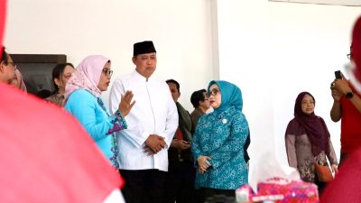 Bekasi - Wali Kota Bekasi Tri Adhianto bersama Ketua TP PKK Kota Bekasi, Wiwiek Hargono danKepala Dinas Kesehatan Kota Bekasi, Satia usai membuka layanan skrining kesehatan gratis di Kompleks Stadion Patriot Candrabhaga, Senin (4/5/2026). Foto: Ist/Gobekasi.id.
