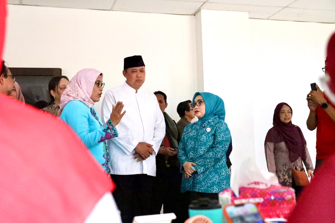 Bekasi - Wali Kota Bekasi Tri Adhianto bersama Ketua TP PKK Kota Bekasi, Wiwiek Hargono danKepala Dinas Kesehatan Kota Bekasi, Satia usai membuka layanan skrining kesehatan gratis di Kompleks Stadion Patriot Candrabhaga, Senin (4/5/2026). Foto: Ist/Gobekasi.id.