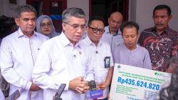 Bekasi - Menaker Yassierli usai menyaksikan penyerahan santunan di Cikarang, Kabupaten Bekasi, Senin (4/5/2026). Foto: Ist/Gobekasi.id.