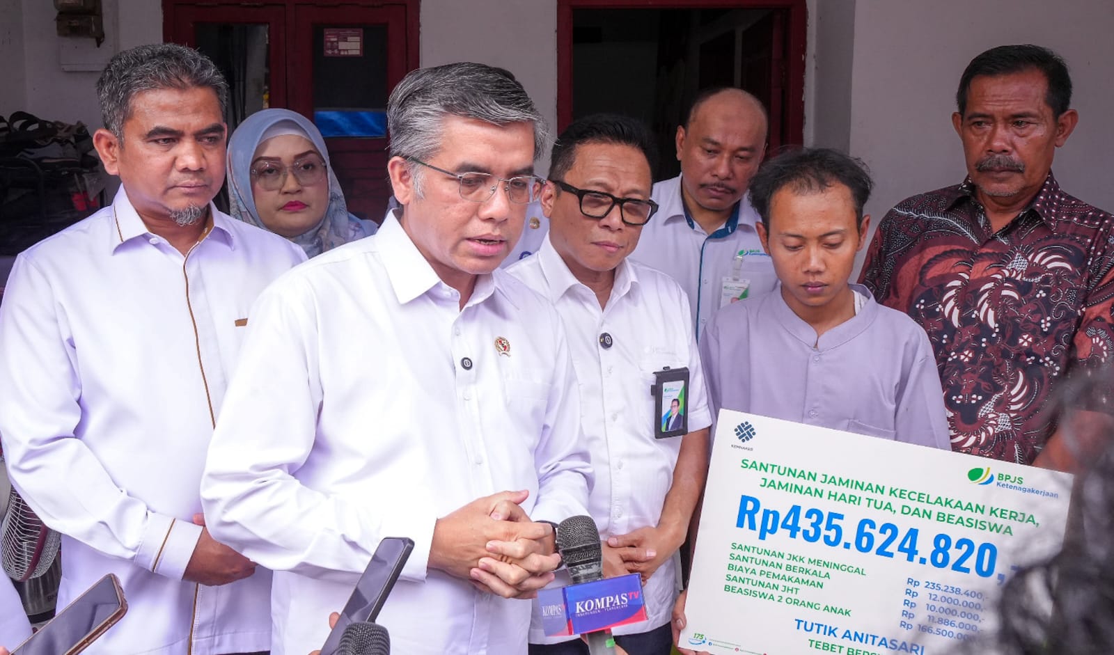 Bekasi - Menaker Yassierli usai menyaksikan penyerahan santunan di Cikarang, Kabupaten Bekasi, Senin (4/5/2026). Foto: Ist/Gobekasi.id.