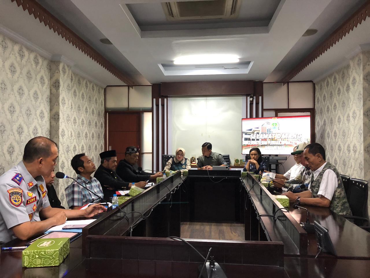 bekasi - Komisi II DPRD Kota Bekasi menggelar rapat kerja evaluasi Pasca insiden maut yang melibatkan kereta api dan taksi di perlintasan sebidang Ampera bersama DBMSDA, Disperumkimtan dan Dishub Kota Bekasi, Senin (4/5/2026). Foto: Ist/Gobekasi.id.