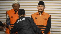 Bekasi - Bupati Bekasi Nonaktif Ade Kuswara Kunang (kanan) bersama ayahnya H. M. Kunang (kiri). Foto: Antara