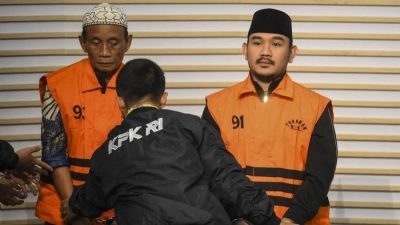 Bekasi - Bupati Bekasi Nonaktif Ade Kuswara Kunang (kanan) bersama ayahnya H. M. Kunang (kiri). Foto: Antara