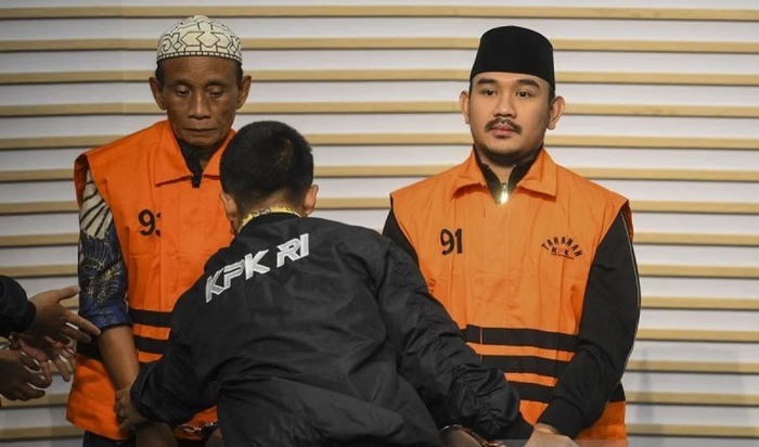 Bekasi - Bupati Bekasi Nonaktif Ade Kuswara Kunang (kanan) bersama ayahnya H. M. Kunang (kiri). Foto: Antara