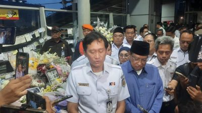 Bekasi - Direktur Utama Bobby Rasyidin kembali menyambangi Stasiun Bekasi Timur untuk melakukan rangkaian tahlilan atas wafatnya 16 perempaun dalam tragedi kecelakaan KRL dan KA Argo Bromo Anggrek, Senin (4/5/2026). Foto: Septian/Gobekasi.id.