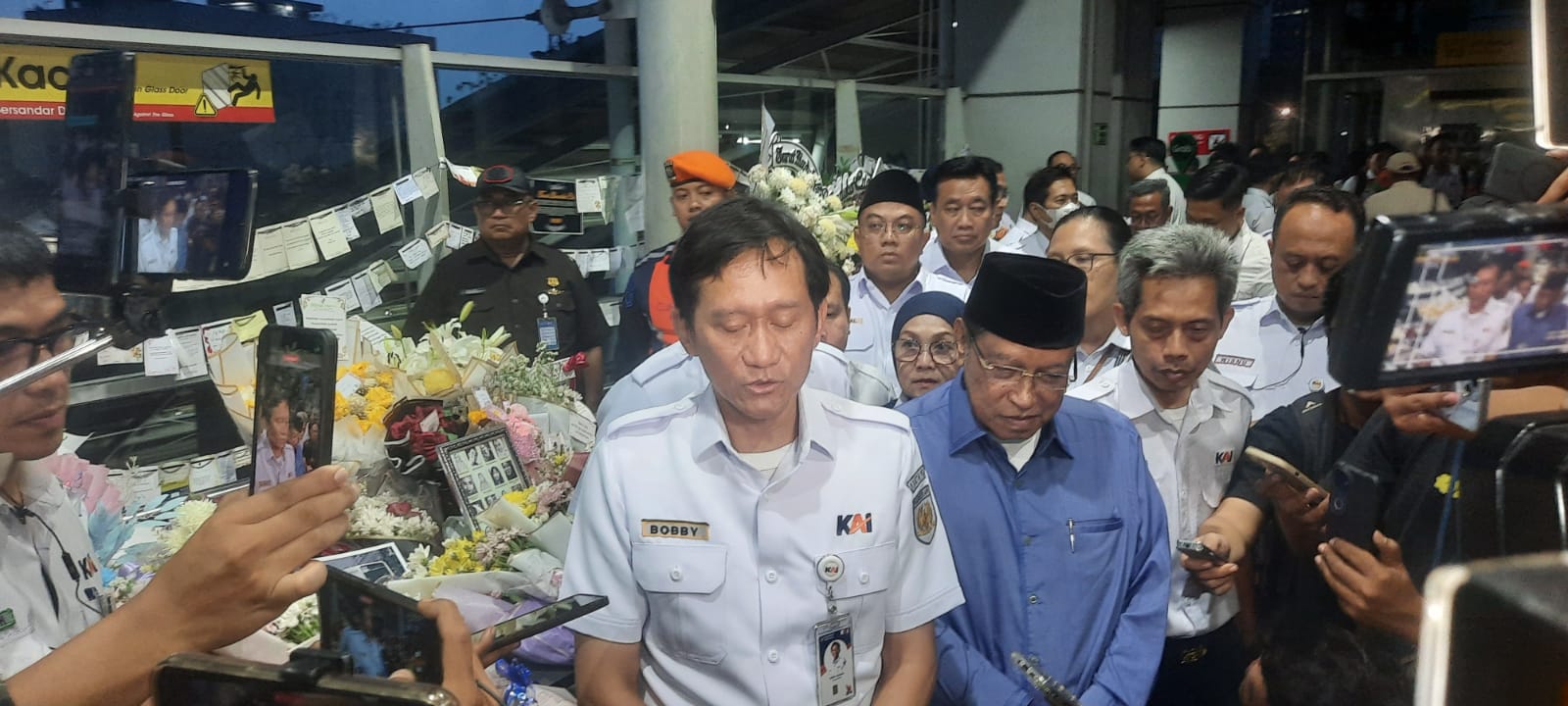 Bekasi - Direktur Utama Bobby Rasyidin kembali menyambangi Stasiun Bekasi Timur untuk melakukan rangkaian tahlilan atas wafatnya 16 perempaun dalam tragedi kecelakaan KRL dan KA Argo Bromo Anggrek, Senin (4/5/2026). Foto: Septian/Gobekasi.id.