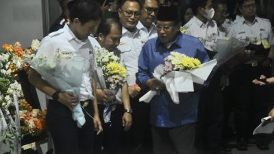 Bekasi - Direktur Utama Bobby Rasyidin bersama jajaran direksi dan komisaris PT KAI mengenang wafatnya korban tragedi kecelakaan KRL dan KA Argo Bromo Anggrek di Stasiun Bekasi Timur, Senin (4/5/2026). Foto: Septian/Gobekasi.id.