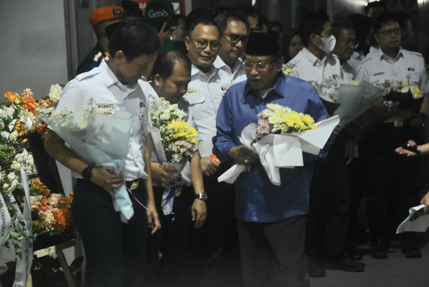 Bekasi - Direktur Utama Bobby Rasyidin bersama jajaran direksi dan komisaris PT KAI mengenang wafatnya korban tragedi kecelakaan KRL dan KA Argo Bromo Anggrek di Stasiun Bekasi Timur, Senin (4/5/2026). Foto: Septian/Gobekasi.id.