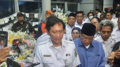 Bekasi - Direktur Utama Bobby Rasyidin kembali menyambangi Stasiun Bekasi Timur untuk melakukan rangkaian tahlilan atas wafatnya 16 perempaun dalam tragedi kecelakaan KRL dan KA Argo Bromo Anggrek, Senin (4/5/2026). Foto: Septian/Gobekasi.id.