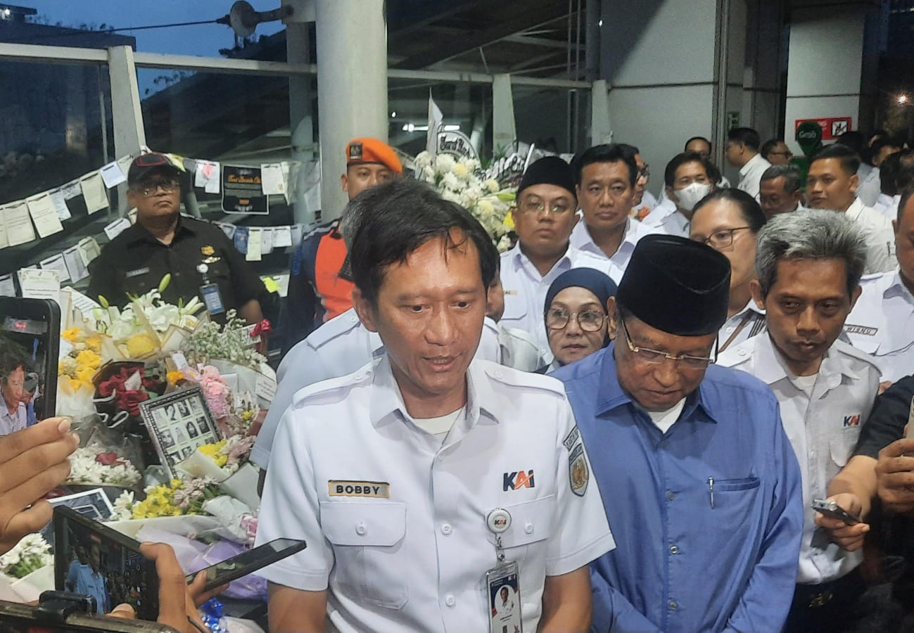 Bekasi - Direktur Utama Bobby Rasyidin kembali menyambangi Stasiun Bekasi Timur untuk melakukan rangkaian tahlilan atas wafatnya 16 perempaun dalam tragedi kecelakaan KRL dan KA Argo Bromo Anggrek, Senin (4/5/2026). Foto: Septian/Gobekasi.id.