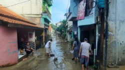Bekasi - Warga di Gang Mawar, Bekasi Timur, membersihkan lumpur sisa banjir akibat luapan Kali Bekasi, Senin (5/5/2026). Foto: Septian/Gobekasi.id.