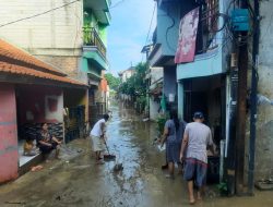 Banjir Surut Tinggalkan Lumpur Tebal, Warga Gg Mawar Minta Tanggul Segera Diperbaiki