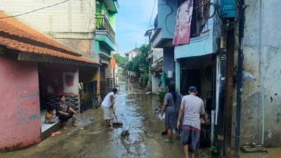 Bekasi - Warga di Gang Mawar, Bekasi Timur, membersihkan lumpur sisa banjir akibat luapan Kali Bekasi, Senin (5/5/2026). Foto: Septian/Gobekasi.id.