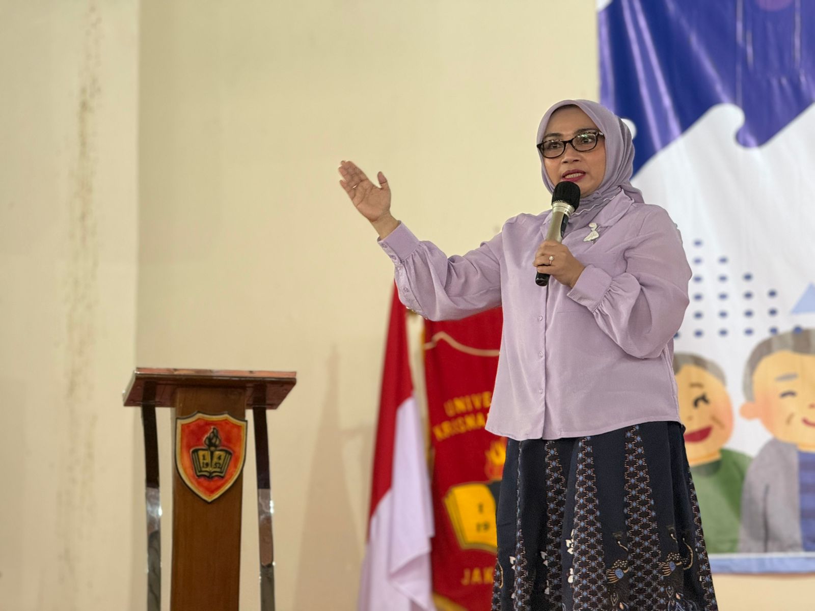Bekasi - Ketua TP PKK Kota Bekasi, Wiwiek Hargono Tri Adhianto, dalam kegiatan Sekolah Lansia Kelas Gabungan wilayah Pondok Gede, Pondok Melati, dan Jatisampurna yang digelar di Pendopo Universitas Krisnadwipayana (UNKRIS), Selasa (5/5/2026). Foto: Ist/Gobekasi.id.