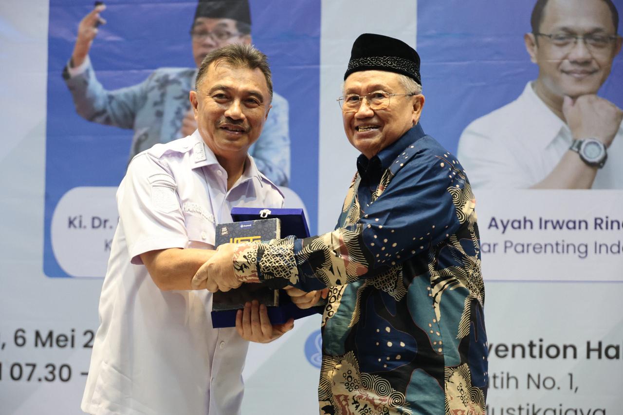 Bekasi - Wakil Wali Kota Bekasi, Abdul Harris Bobihoe, secara resmi membuka Seminar Nasional Pendidikan 2026 yang digelar di Sofia Convention Hall, Cimuning, Kota Bekasi, Rabu (6/5/2026). Foto: Ist/Gobekasi.id.