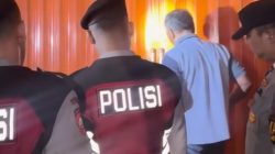 Bekasi - Pemilik Apotek dikunci dari luar oleh penagih utang di Wisma Asri 2, Teluk Pucung, Bekasi Utara. Foto: Septian/Gobekasi.id.