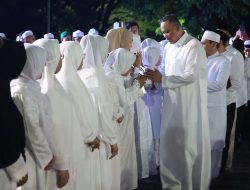 Lepas Atribut Jabatan, Wali Kota Bekasi Titip Roda Pemerintahan ke Wawali Harris Bobihoe Saat Berhaji