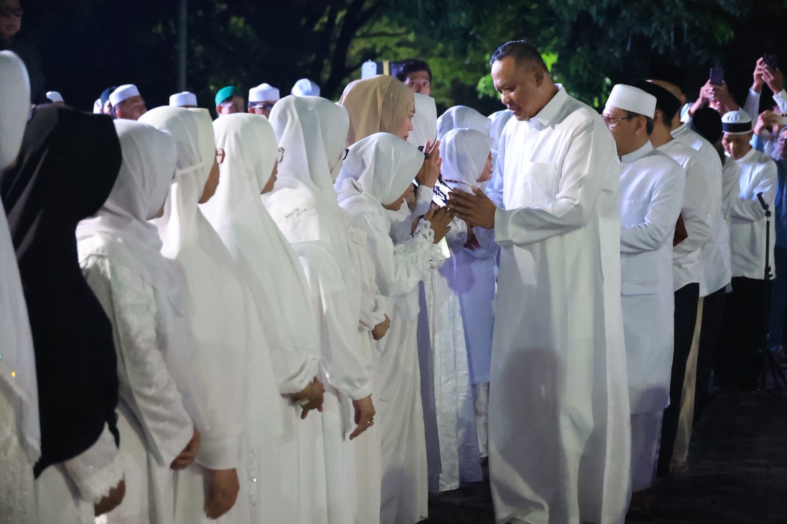 Bekasi - Wali Kota Bekasi, Tri Adhianto dalam acara Walimatussafar bagi jajaran Aparatur Sipil Negara (ASN) di lingkungan Pemerintah Kota Bekasi yang akan menunaikan ibadah haji tahun 1447 H/2026 M, Rabu (6/5/2026) malam. Foto: Ist/Gobekasi.id.