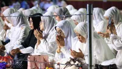 Bekasi - Suasana penuh haru dan kekhusyukan dalam acara Walimatussafar bagi Aparatur Sipil Negara (ASN) yang akan menunaikan ibadah haji tahun 1447 H/2026 M.