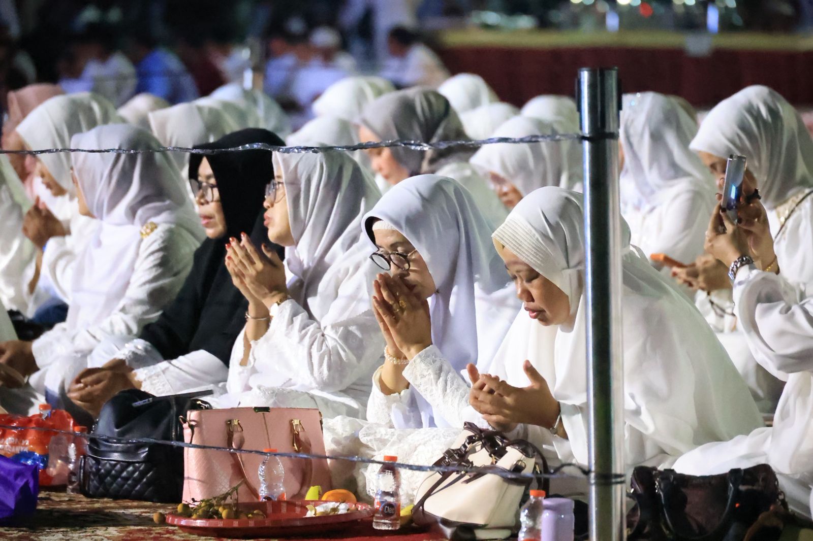 Bekasi - Suasana penuh haru dan kekhusyukan dalam acara Walimatussafar bagi Aparatur Sipil Negara (ASN) yang akan menunaikan ibadah haji tahun 1447 H/2026 M.