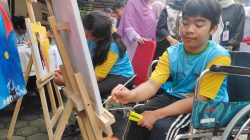 Bekasi - Penyandang disabilitas melukis pada momentum Hari Pendidikan Nasional di Sentra Terpadu Pangudi Luhur (STPL) Bekasi, Kamis (7/5/2026). Foto: Septian/Gobekasi.id.