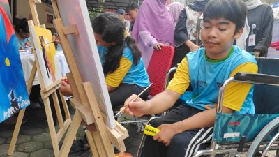 Bekasi - Penyandang disabilitas melukis pada momentum Hari Pendidikan Nasional di Sentra Terpadu Pangudi Luhur (STPL) Bekasi, Kamis (7/5/2026). Foto: Septian/Gobekasi.id.