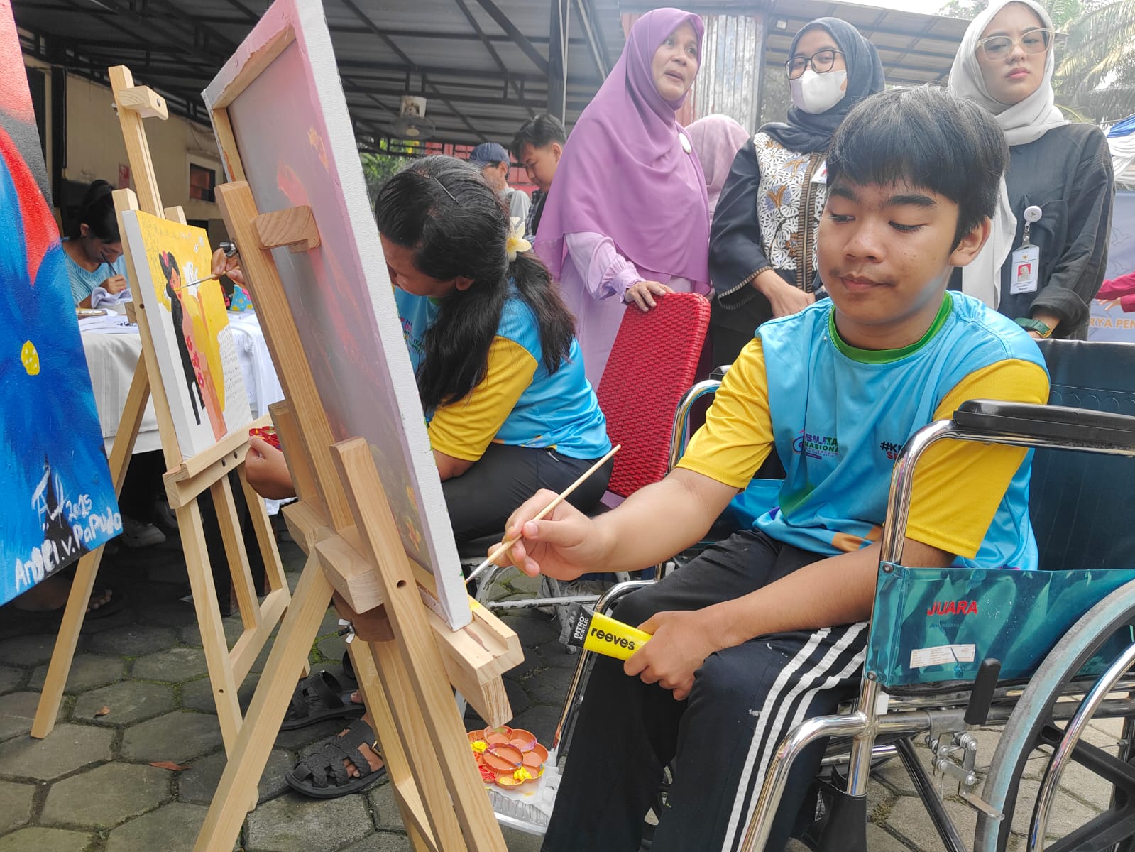 Bekasi - Penyandang disabilitas melukis pada momentum Hari Pendidikan Nasional di Sentra Terpadu Pangudi Luhur (STPL) Bekasi, Kamis (7/5/2026). Foto: Septian/Gobekasi.id.