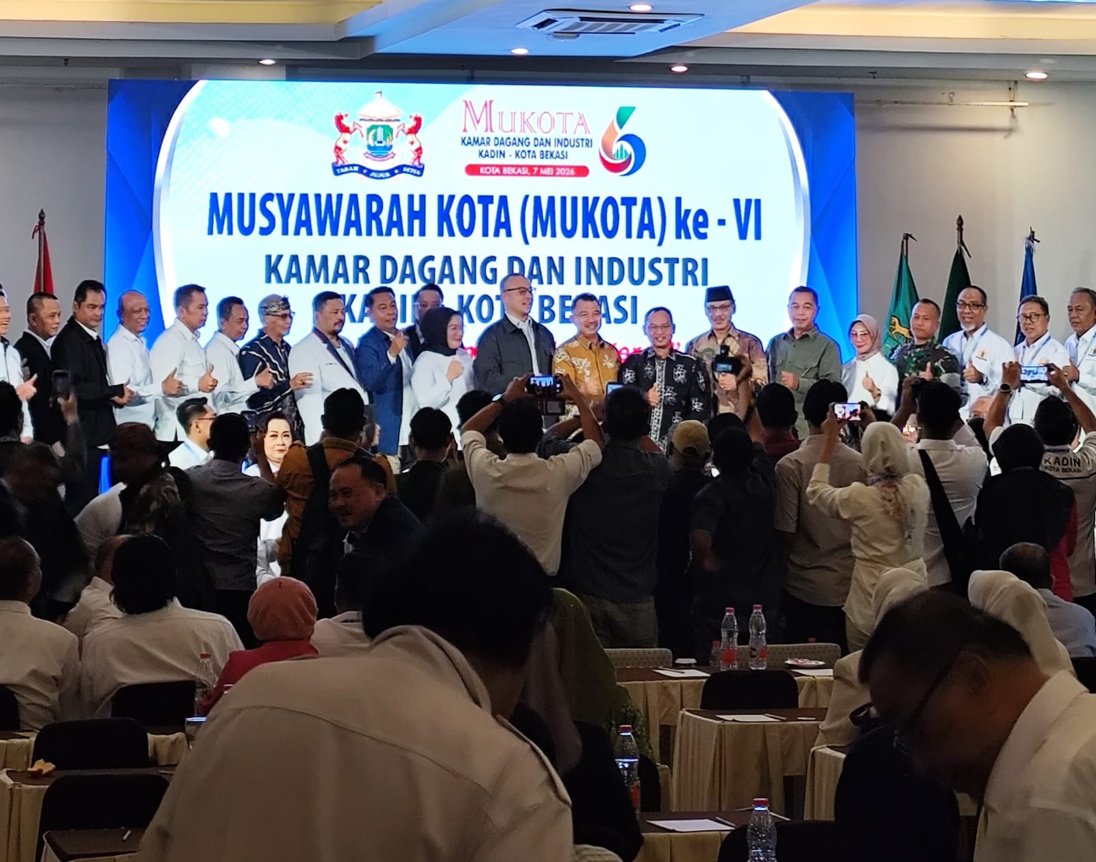 Bekasi - Musyawarah Kota (Muskot) ke-VI Kamar Dagang dan Industri (Kadin) Kota Bekasi yang digelar di Hotel Santika Mega City sukses menetapkan Qadar Ruslan Siregar sebagai Ketua Kadin Kota Bekasi terpilih secara aklamasi, Rabu (6/5/2026). Foto: Gobekasi.id.