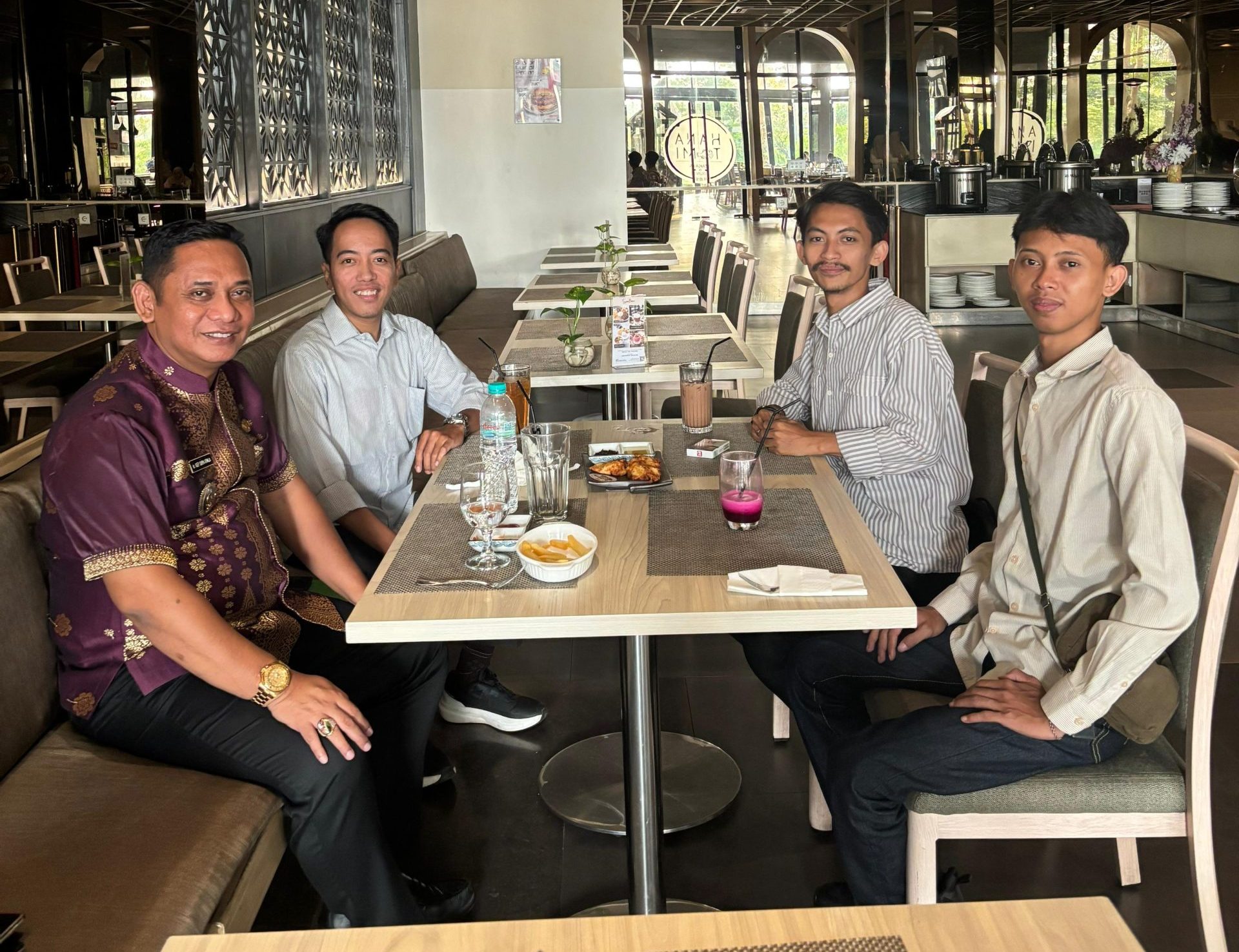 Bekasi - Plt Bupati Bekasi, Asep Surya Atmaja saat melakukan pertemuan dengan pimpinan tiga Ketau Cabang Organisasi Mahasiswa pada, 6 Mei 2026. Foto: Gobekasi.id.
