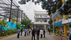 Bekasi - Pembangunan lapangan padel di dekat lingkungan Asshodriyah Islamic School (AIS) Bekasi di Jalan Caman Raya, Jatibening, Kota Bekasi. Foto: Septian/Gobekasi.id.