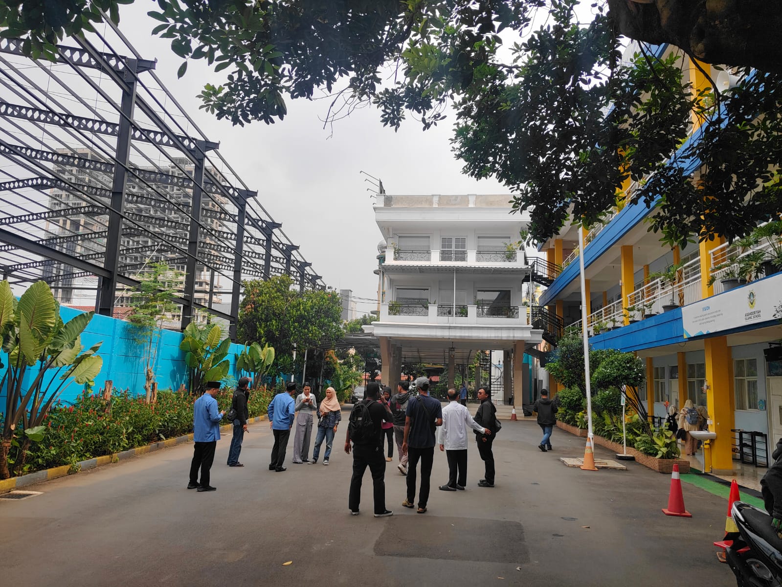 Bekasi - Pembangunan lapangan padel di dekat lingkungan Asshodriyah Islamic School (AIS) Bekasi di Jalan Caman Raya, Jatibening, Kota Bekasi. Foto: Septian/Gobekasi.id.