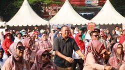 Bekasi - Ratusan masyarakat memadati area kegiatan senam bersama Wali Kota Bekasi, Tri adhianto yang dipadukan dengan bazar UMKM di Bekasi Selatan, Sabtu (9/5/2026). Foto: Ist/Gobekasi.id.