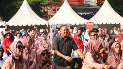 Bekasi - Ratusan masyarakat memadati area kegiatan senam bersama Wali Kota Bekasi, Tri adhianto yang dipadukan dengan bazar UMKM di Bekasi Selatan, Sabtu (9/5/2026). Foto: Ist/Gobekasi.id.