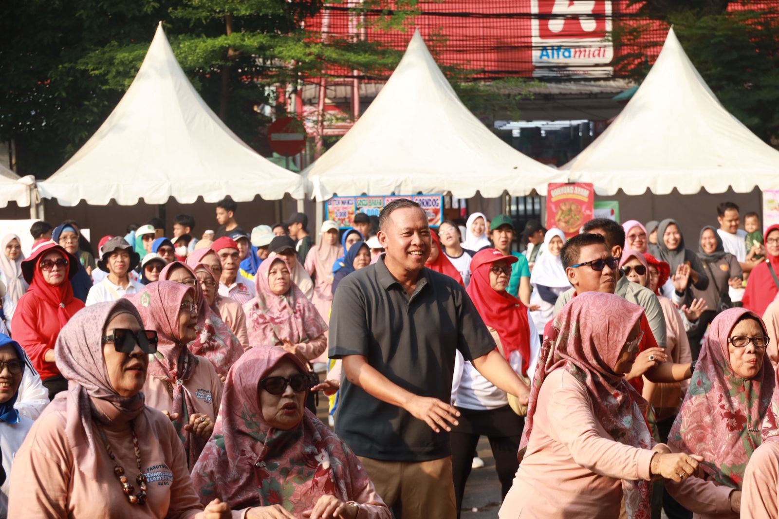 Bekasi - Ratusan masyarakat memadati area kegiatan senam bersama Wali Kota Bekasi, Tri adhianto yang dipadukan dengan bazar UMKM di Bekasi Selatan, Sabtu (9/5/2026). Foto: Ist/Gobekasi.id.