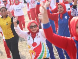 Rayakan Hidup Sehat, Ratusan Warga Bekasi Padati Alun-Alun untuk Senam Jantung Sehat