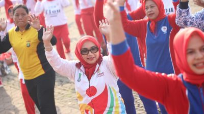 Bekasi - Ketua Komite Olahraga Masyarakat Indonesia (KORMI) Kota Bekasi, Wiwiek Hargono mengikuti mengikuti Gebyar Senam Bersama Senam Jantung Sehat dan Senam Kreasi, Minggu (10/5/2026). Foto: Ist/Gobekasi.id.