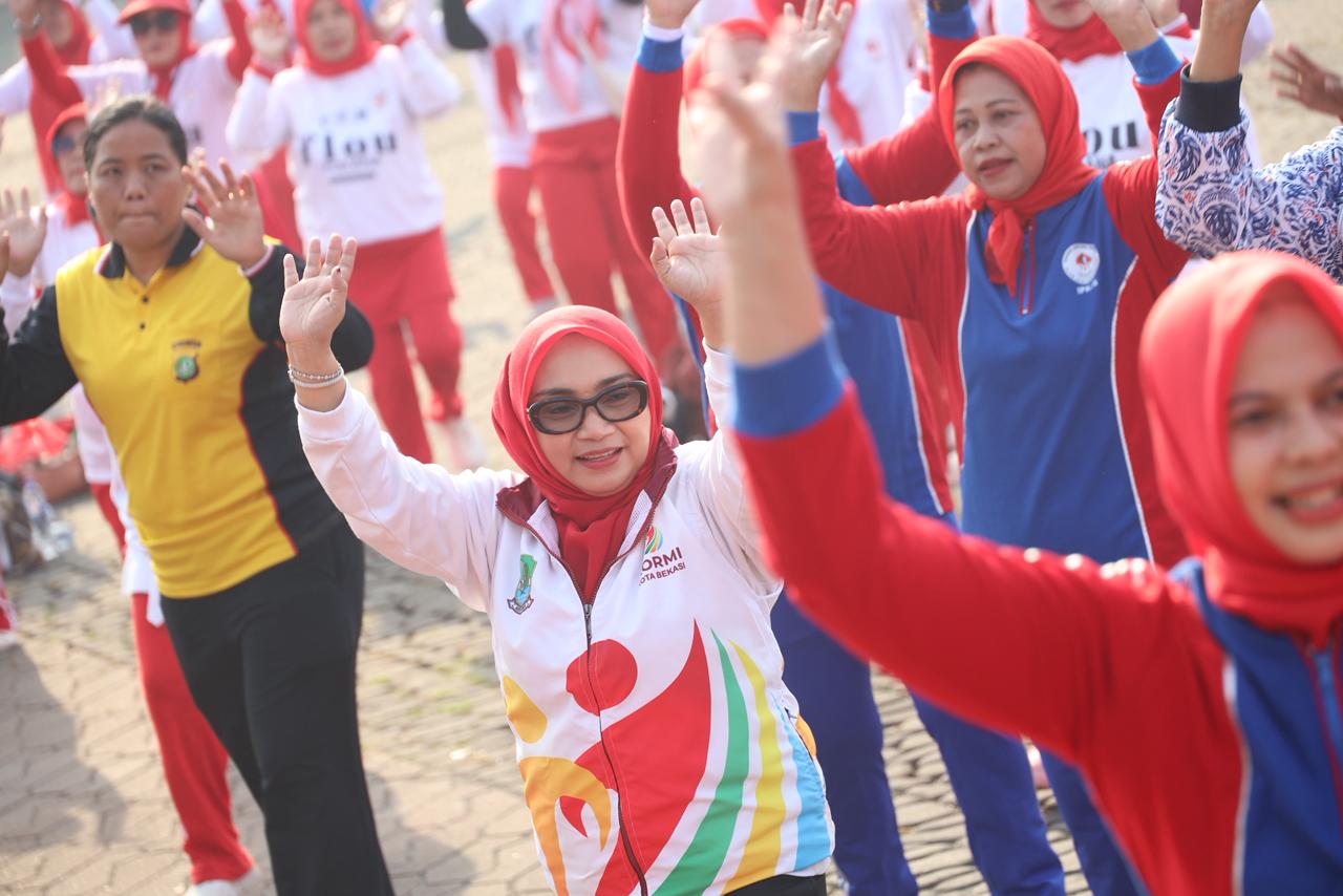 Bekasi - Ketua Komite Olahraga Masyarakat Indonesia (KORMI) Kota Bekasi, Wiwiek Hargono mengikuti mengikuti Gebyar Senam Bersama Senam Jantung Sehat dan Senam Kreasi, Minggu (10/5/2026). Foto: Ist/Gobekasi.id.
