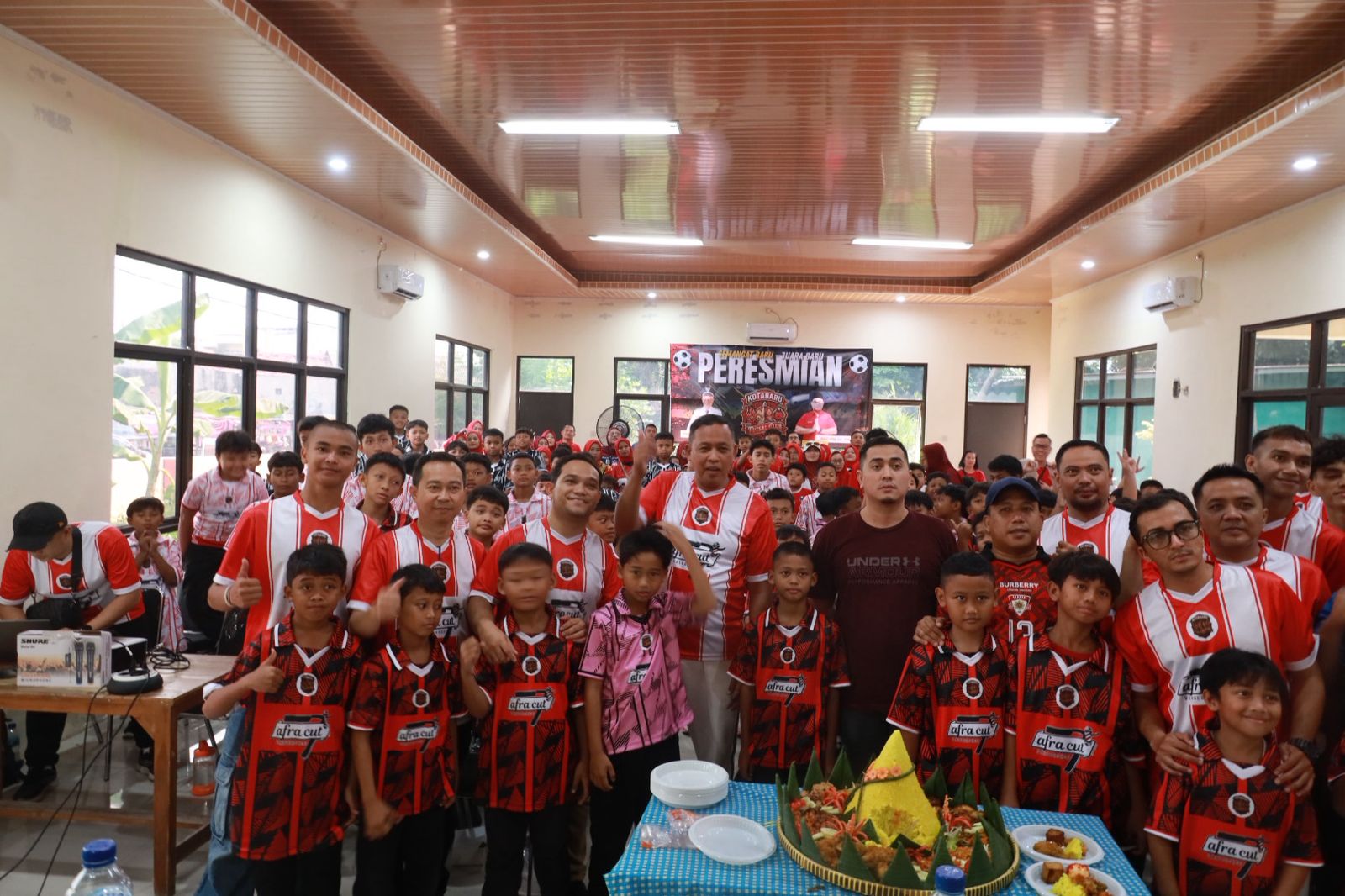 Bekasi - Wali Kota Bekasi, Tri Adhianto bersama Anggota DPRD Jawa Barat, Ahmad Faisyal Hermawan saat menghadiri ajang sepak bola Kota Baru Cup bersama Kota Baru FC, Minggu (10/5/2026). Foto: Ist/Gobekasi.id.