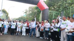 Bekasi - Wali Kota Bekasi, Tri Adhianto, melepas dua agenda olahraga besar: Sepeda Santai PD Muhammadiyah dan Fun Run Lamahu saat CFD di Jalan Ahmad Yani, Minggu (10/5/2026). Foto: Ist/Gobekasi.id.