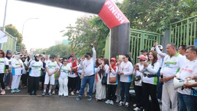 Bekasi - Wali Kota Bekasi, Tri Adhianto, melepas dua agenda olahraga besar: Sepeda Santai PD Muhammadiyah dan Fun Run Lamahu saat CFD di Jalan Ahmad Yani, Minggu (10/5/2026). Foto: Ist/Gobekasi.id.