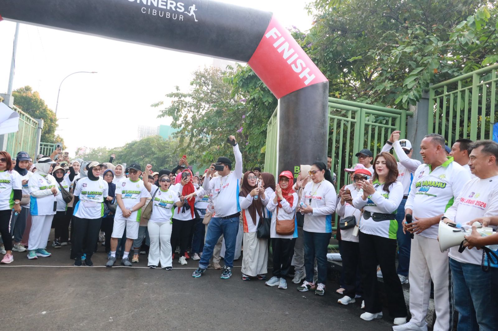 Bekasi - Wali Kota Bekasi, Tri Adhianto, melepas dua agenda olahraga besar: Sepeda Santai PD Muhammadiyah dan Fun Run Lamahu saat CFD di Jalan Ahmad Yani, Minggu (10/5/2026). Foto: Ist/Gobekasi.id.