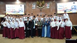 Bekasi - Puluhan siswa-siswi dari SDIT Labschool Al-Fatah menyambangi Kantor DPRD Kota Bekasi. Foto: Ist/Gobekasi.id.